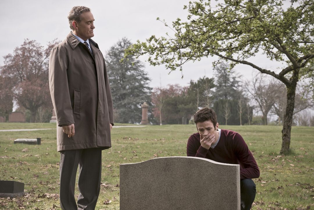 Während Barry (Grant Gustin, r.) in der Zwischenwelt um sein altes Leben kämpft, versucht Henry (John Wesley Shipp, l.), in der realen Welt Jesse am... - Bildquelle: Warner Bros. Entertainment, Inc.