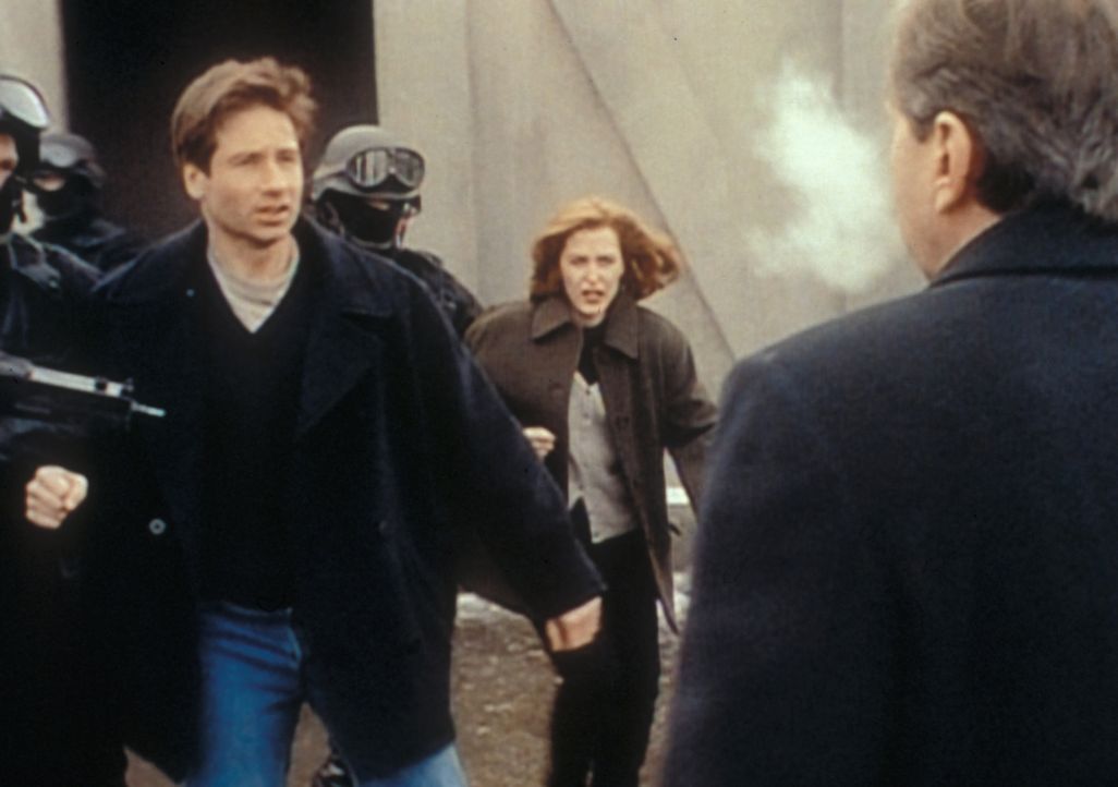 Der geheimnisvolle Raucher (William B. Davis, r.) lässt Mulder (David Duchovny, l.) und Scully (Gillian Anderson, M) aus einem stillgelegten Raketen... - Bildquelle: TM +   2000 Twentieth Century Fox Film Corporation. All Rights Reserved.