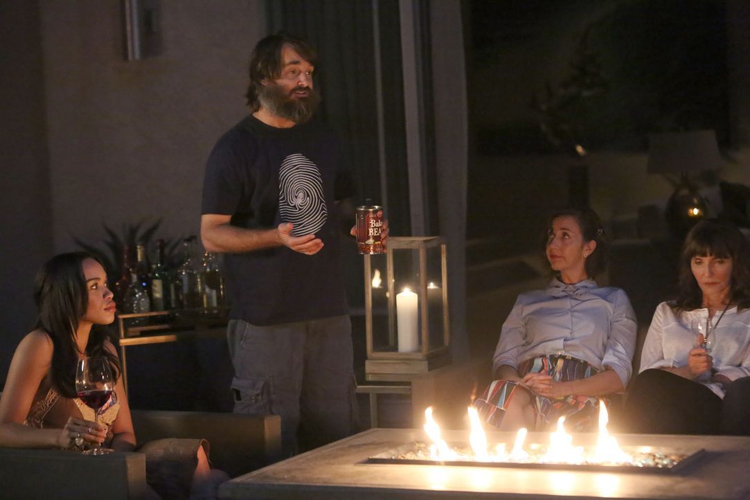 Tandy (Will Forte, 2.v.l.) macht eine Entdeckung, die ihn vor Erica (Cleopatra Coleman, l.), Carol (Kristen Schaal, 2.v.r.), Gail (Mary Steenburgen,... - Bildquelle: 2015-2016 Fox and its related entities.  All rights reserved.