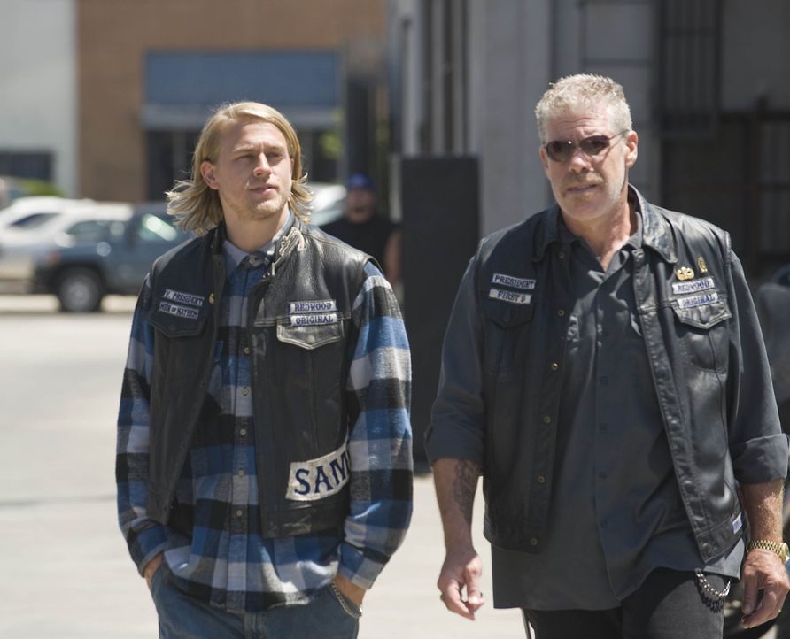 Clay (Ron Perlman, r.) soll zu einer Befragung mit aufs Revier des ATF. Jax (Charlie Hunnam, l.), der der Vizepräsident der "Sons of Anarchy" ist,... - Bildquelle: 2008 FX Networks, LLC. All rights reserved.