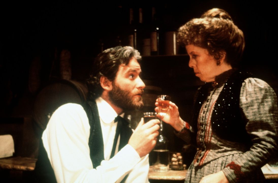 Paden (Kevin Kline, l.) findet Gefallen an Stella (Linda Hunt, r.) ... - Bildquelle: Columbia Pictures