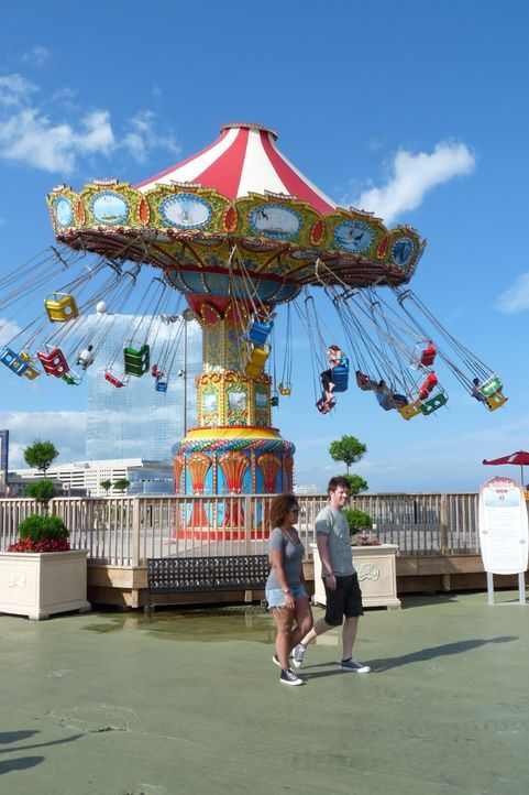 J.D. Scott (r.) macht gemeinsam mit Achterbahn-Fan M.K. (l.) den Steel Pier Freizeitpark in Atlantic City in New Jersey unsicher ... - Bildquelle: 2014, GAC/Scripps Networks, LLC. All Rights Reserved.