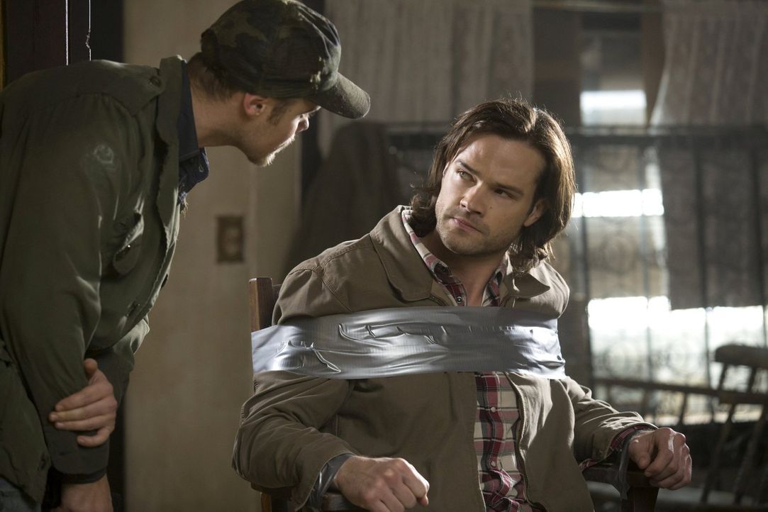 Connor (Reilly Dolman, l.) macht Sam (Jared Padalecki, r.) zu seinem lebenden Blutbeutel. Wird er damit durchkommen? - Bildquelle: 2013 Warner Brothers