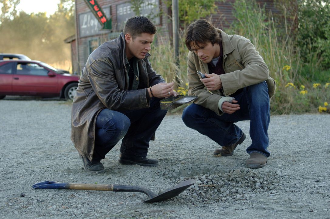 Tatsächlich stoßen Sam (Jared Padalecki, r.) und Dean (Jensen Ackles, l.) bei ihrer Suche auf eine dubiose Metallbox ... - Bildquelle: Warner Bros. Television