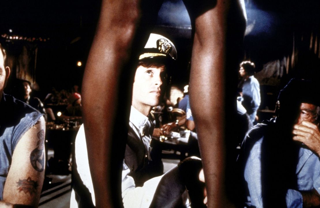 Harte Schale, weicher Kern: Der ehemalige Kampfpilot Ted Striker (Robert Hays, M.) ist leichter einzuschüchtern, als man vermutet ... - Bildquelle: Paramount Pictures