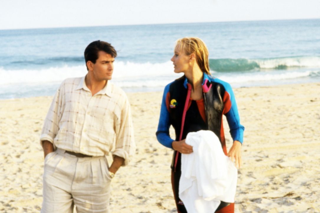 Der junge Börsenmakler Bud Fox (Charlie Sheen, l.) verliebt sich in die blonde Innenarchitektin Darien (Daryl Hannah, r.) ohne zu ahnen, dass sie au... - Bildquelle: 20th Century Fox