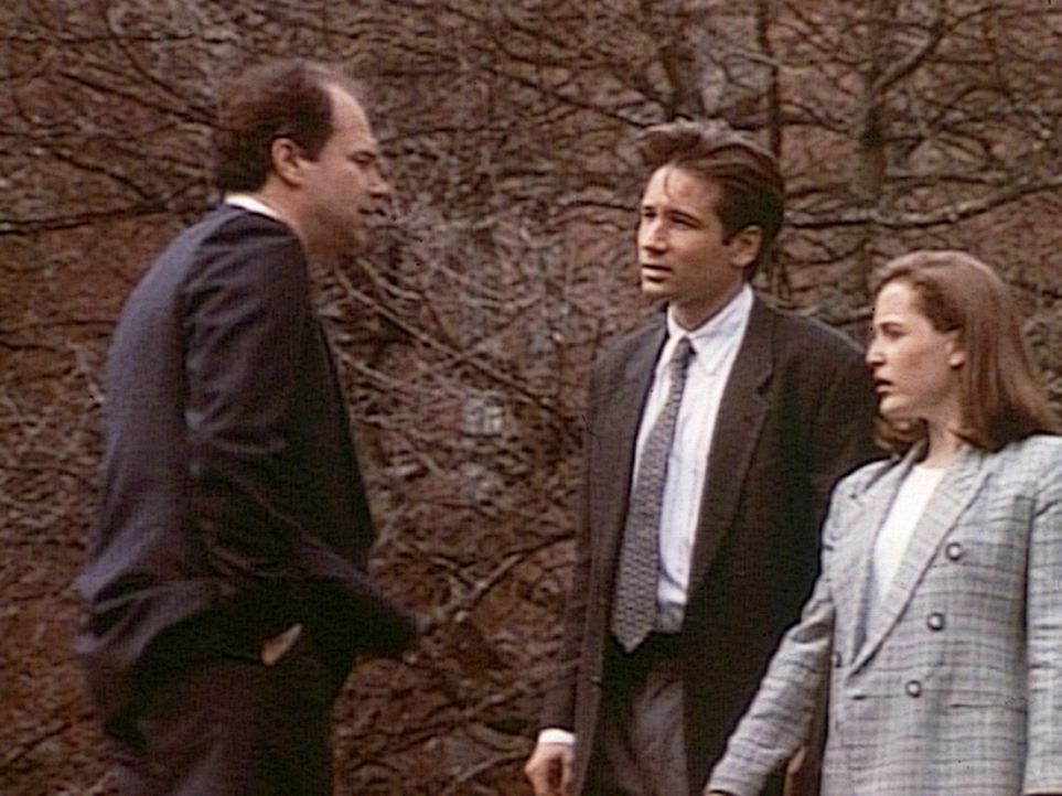 Die FBI-Agenten Fox Mulder (David Duchovny, M.) und Dana Scully (Gillian Anderson, r.) erfahren von Dr. Glass (Malcolm Stewart, l.), dass Billy Mile... - Bildquelle: TM +   Twentieth Century Fox Film Corporation. All Rights Reserved.
