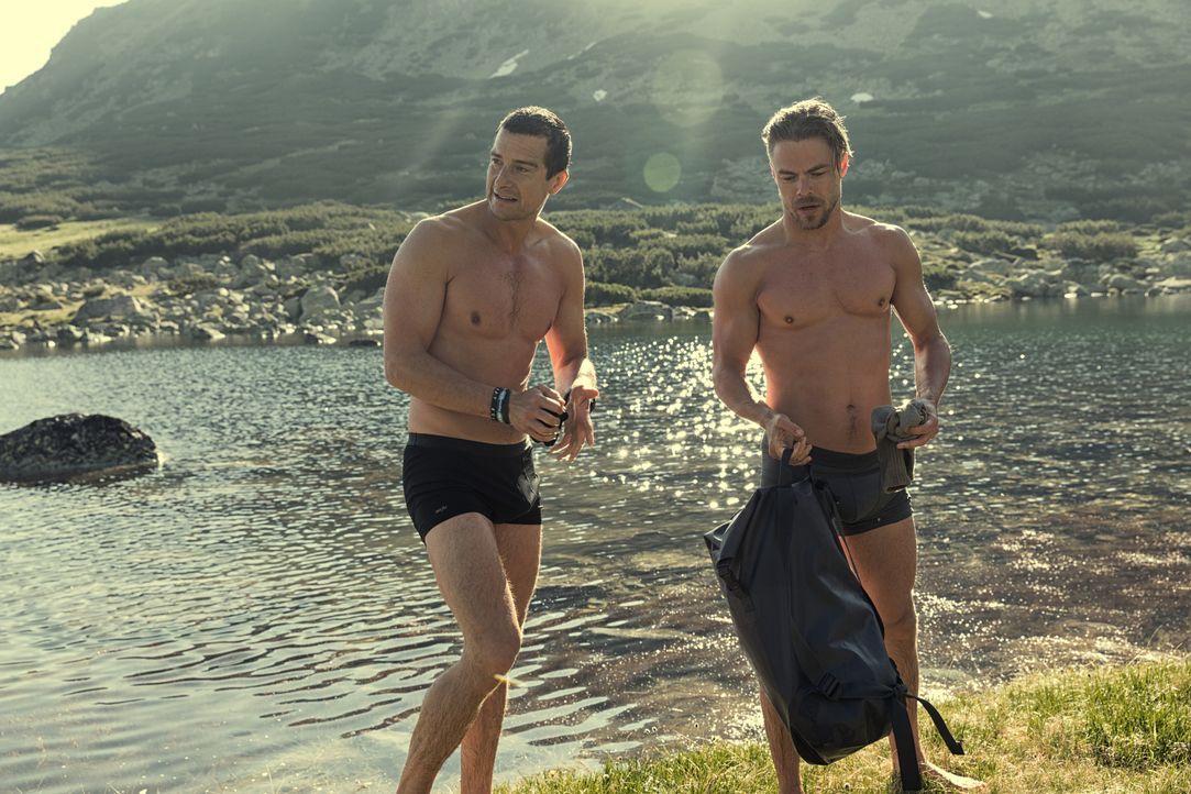 Bear Grylls (l.); Derek Hough (r.) - Bildquelle: © 2017, Electus and ES2 Productions, LLC