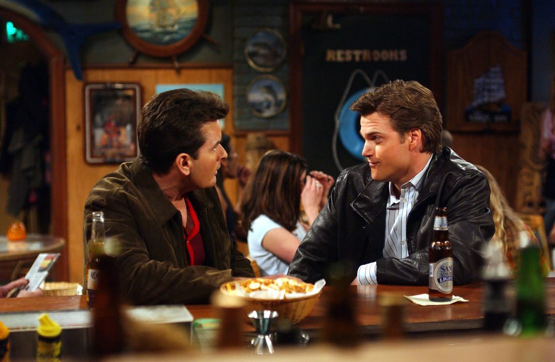Charlie (Charlie Sheen, l.) ist fassungslos, als er seine ehemalige Freundin Jill wiedertrifft, denn aus Jill wurde Bill (Chris O'Donnell, r.) ... - Bildquelle: Warner Brothers Entertainment Inc.