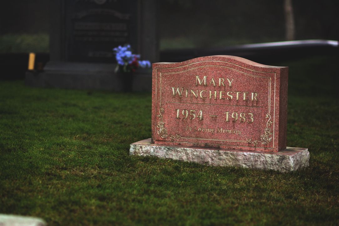 Die Brüder besuchen das Grab ihrer Mutter, weil sie dort etwas von ihrem Vater vergraben wollen ... - Bildquelle: Warner Bros. Television