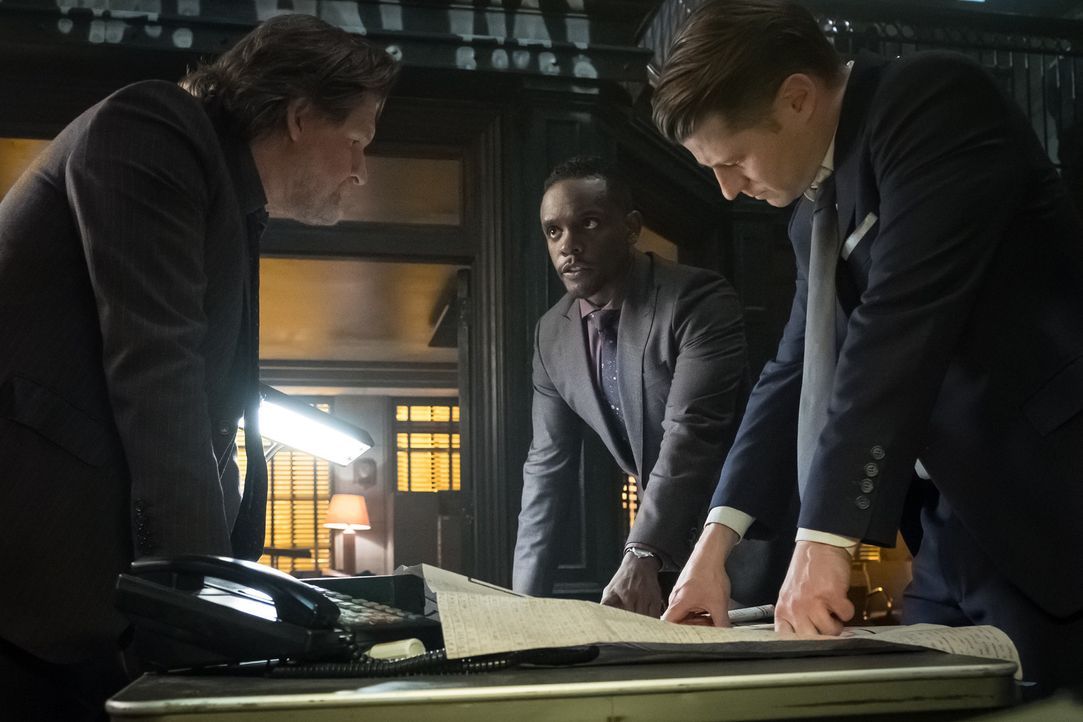 (v.l.n.r.) Harvey Bullock (Donal Logue); Lucius Fox (Chris Chalk); James Gordon (Ben McKenzie) - Bildquelle: 2017 Warner Bros.