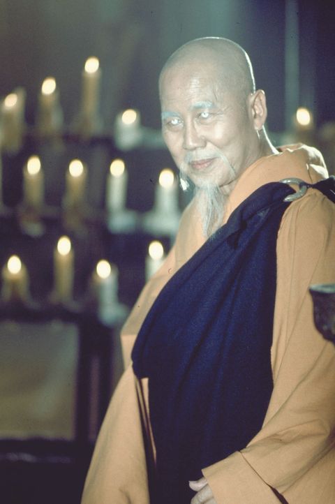 Wird vom Neffen des Kaisers ermordet: Meister Po (Keye Luke) ... - Bildquelle: Warner Bros.