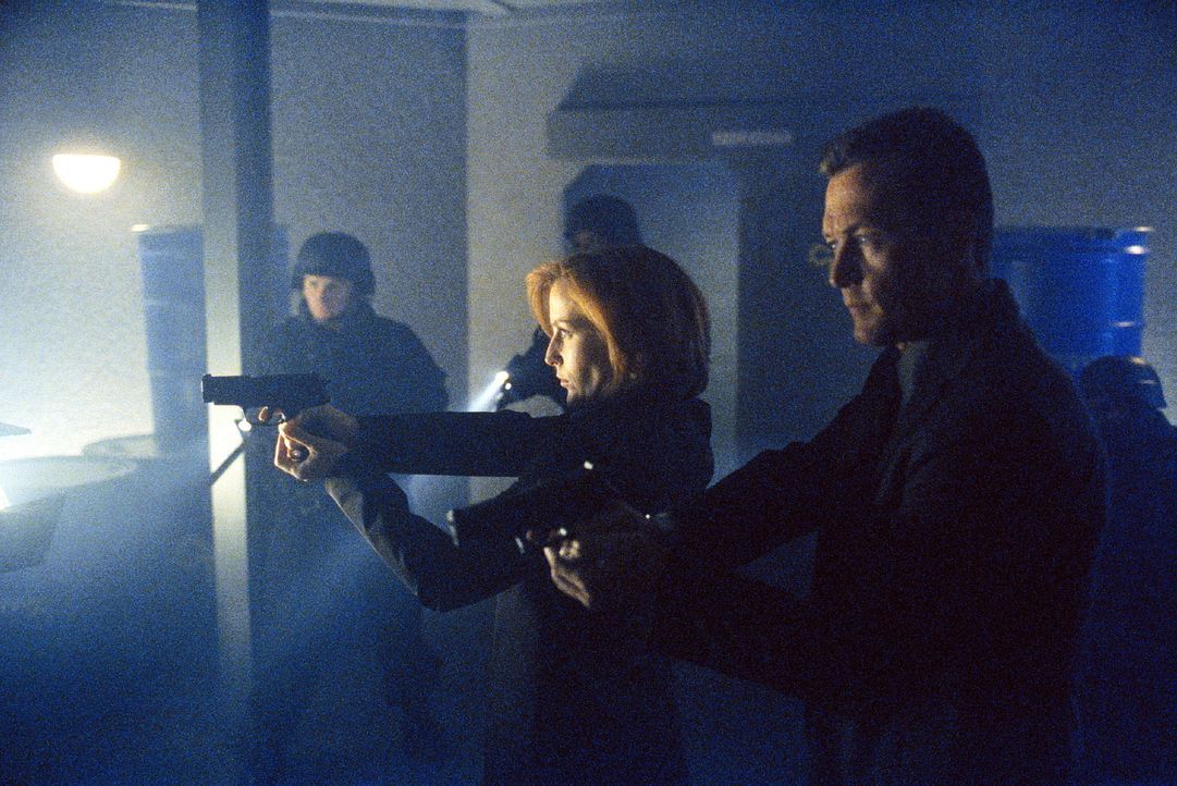 FBI-Agent Doggett (Robert Patrick, r.) und Scully (Gillian Anderson, M.) durchsuchen die Räume einer Kammerjägerfirma, die den Brüdern Randall und D... - Bildquelle: TM +   2000 Twentieth Century Fox Film Corporation. All Rights Reserved.