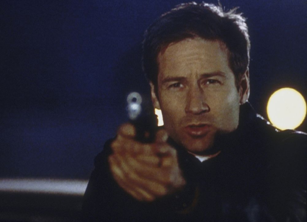 Mulder (David Duchovny) droht, den geheimnisvollen Raucher zu erschießen, wenn dieser ihm nicht sagt, was es mit der Verschwörung des Syndikats auf... - Bildquelle: TM +   2000 Twentieth Century Fox Film Corporation. All Rights Reserved.