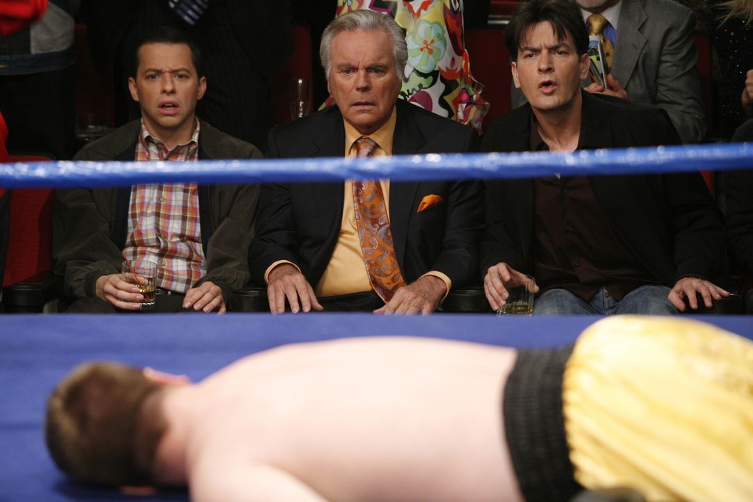 Charlie (Charlie Sheen, r.) und Alan (Jon Cryer, l.), lassen sich von Teddy (Robert Wagner, M.) zu einem Boxkampf in Las Vegas einladen und sind bee... - Bildquelle: Warner Brothers Entertainment Inc.