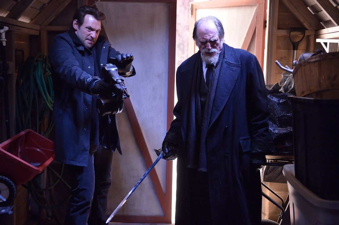 Eph (Corey Stoll, l.) und Abraham (David Bradley, r.) machen sich gemeinsam auf die Suche nach weiteren Vampiren ... - Bildquelle: 2014 Fox and its related entities. All rights reserved.