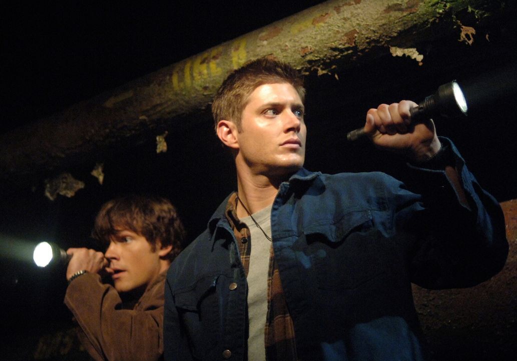 Sam (Jared Padalecki, l.) und Dean (Jensen Ackles, r.) finden heraus, dass ein Formwandler, welcher das Aussehen von Anderen annehmen kann, die Mens... - Bildquelle: Warner Bros. Television