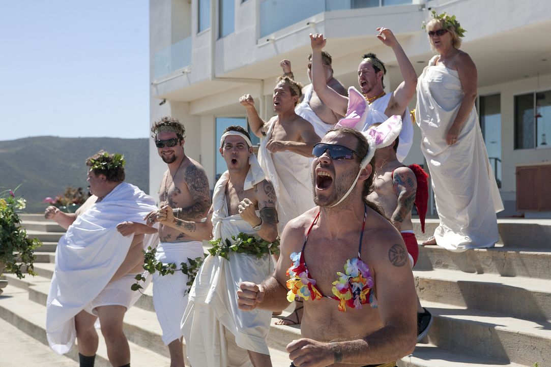 Ein waghalsiger Stunt braucht den richtigen Rahmen und begeistertes Publikum: Chris Pontius (vorne r.) und die anderen Jungs bieten beides ... - Bildquelle: 2010 PARAMOUNT PICTURES. ALL RIGHTS RESERVED.