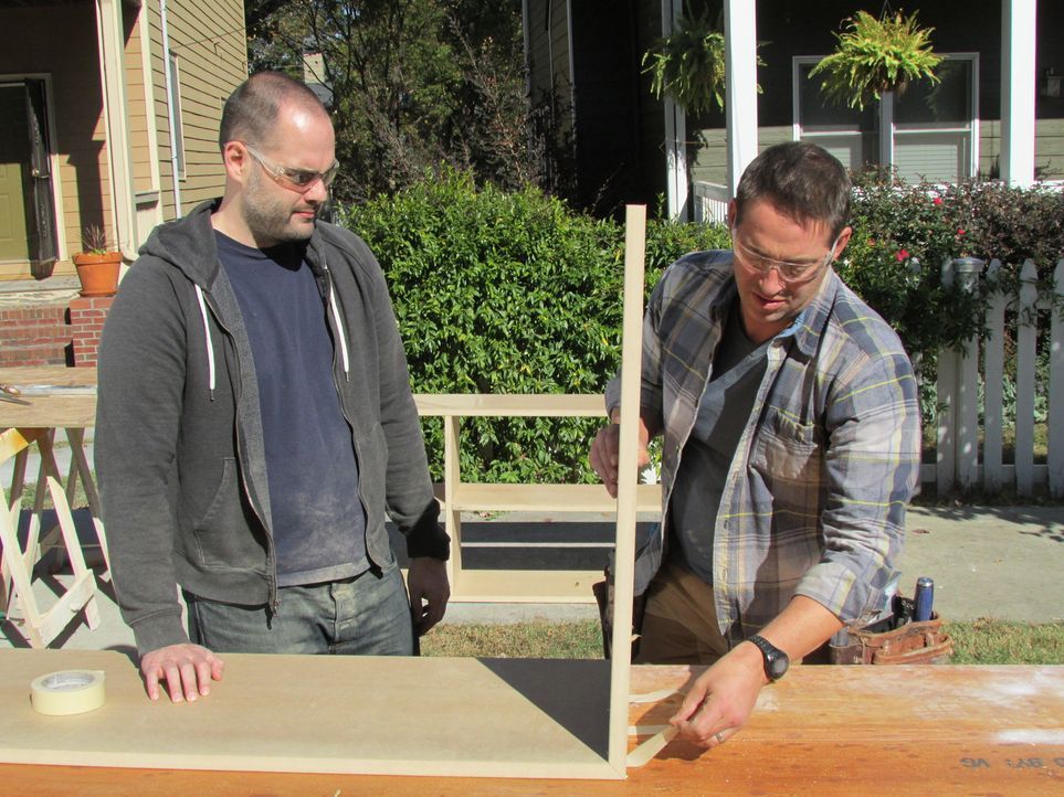 (10. Staffel) - Er greift verzweifelten Heimwerkern unter die Arme und hilft ihnen bei der Renovierung: Bauunternehmer Josh Temple (r.) ... - Bildquelle: 2013, DIY Network/Scripps Networks, LLC. All Rights Reserved.