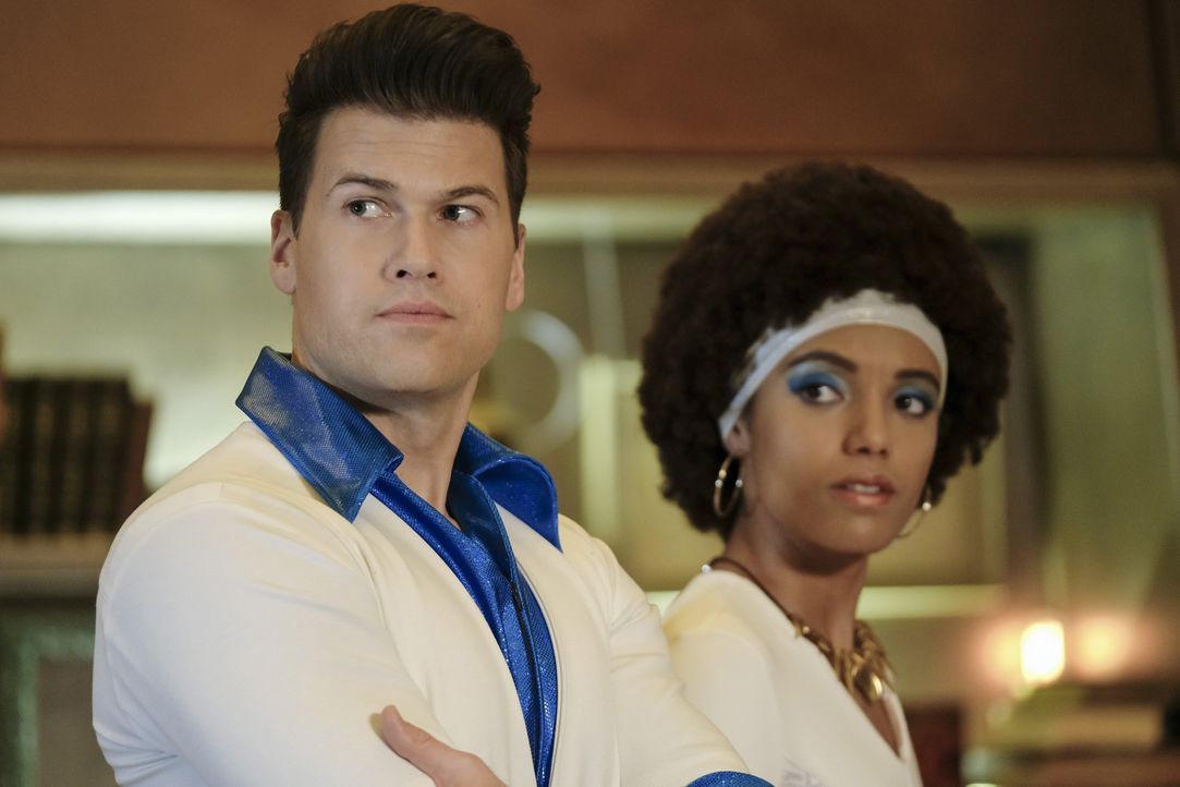 Nate (Nick Zano, l.); Amaya (Maisie Richardson-Sellers, r.) - Bildquelle: © 2017 Warner Bros.