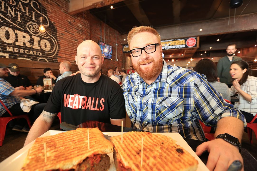 Food-Fanatiker Josh Denny (r.) stattet Küchenchef Donnie Amman (l.) im "Emporio" in Pittsburgh einen Besuch ab ... - Bildquelle: 2017,Television Food Network, G.P. All Rights Reserved