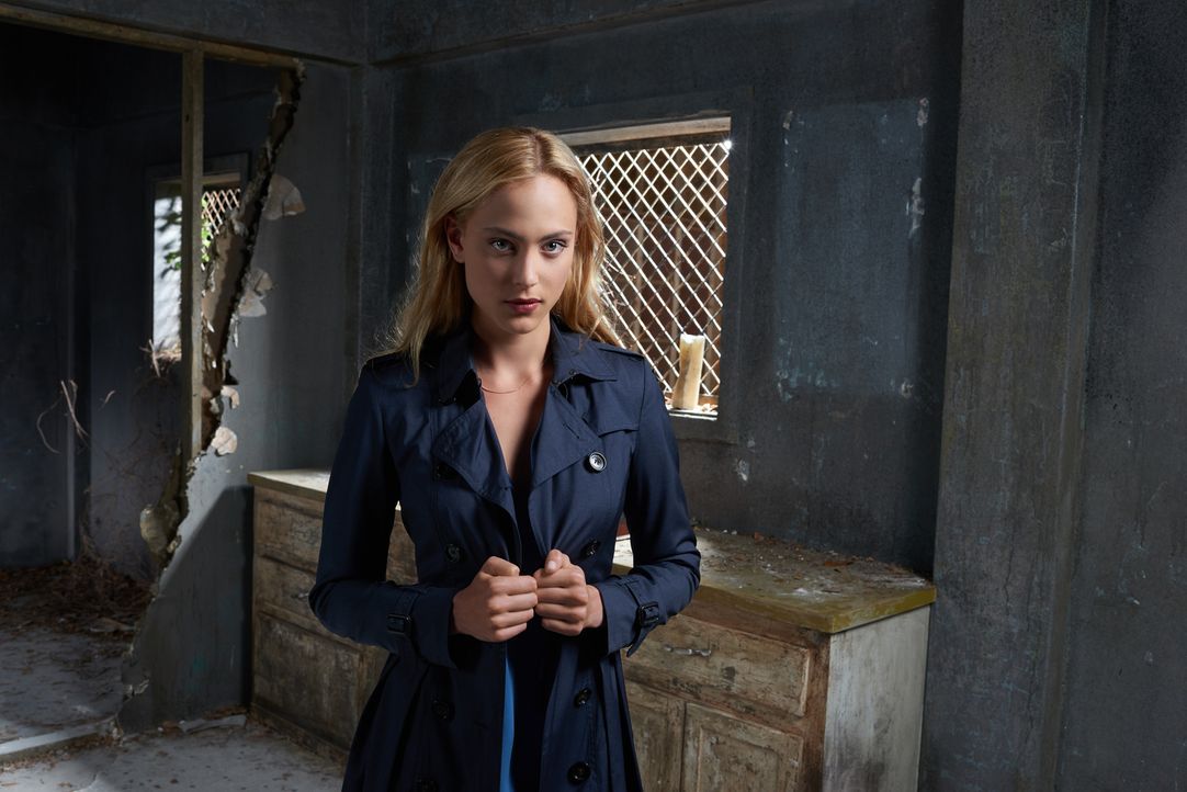 (2. Staffel) - Geheimdienstagentin Chloe (Nora Arnezeder) setzt ihr eigenes Leben aufs Spiel, um die Tiere vor der Ausrottung zu retten ... - Bildquelle: Timothy Kuratek 2016 CBS Broadcasting Inc. All Rights Reserved.