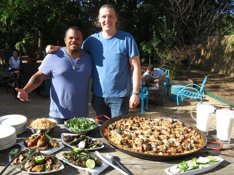 Roger Mooking (l.); Jason Dady (r.) - Bildquelle: 2017, Television Food Network, G.P. All Rights Reserved.
