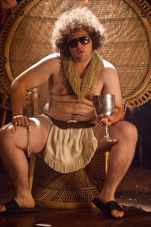 Lässt es sich gut gehen: PJ Brill (Dustin Ybarra) ... - Bildquelle: John Johnson 2011 Twenty One and Over Productions, Inc.