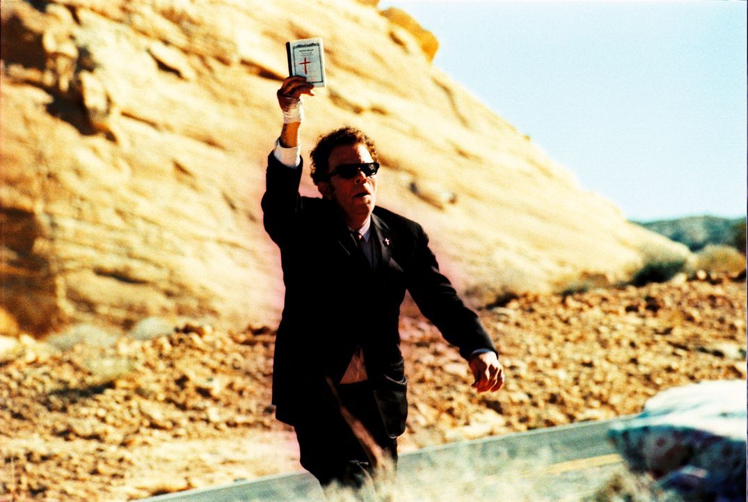 In der Wüste treffen die Kopfgeldjäger mitsamt ihrer Geiseln auf "den Wanderer" (Tom Waits), der sie davon überzeugt, das Geld zurückzubringen ... - Bildquelle: Constantin Film