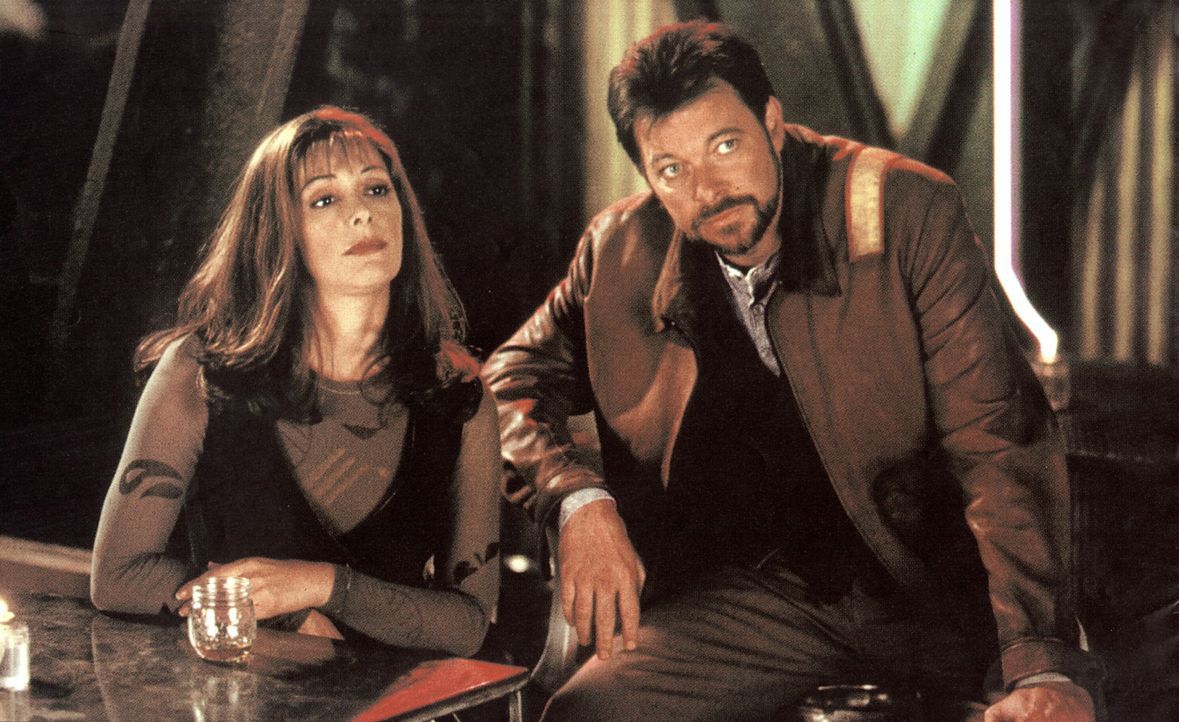 Deanna Troi (Marina Sirtis, l.) und Commander Riker (Jonathan Frakes, r.) machen in der Vergangenheit eine seltsame Entdeckung ... - Bildquelle: Paramount Pictures