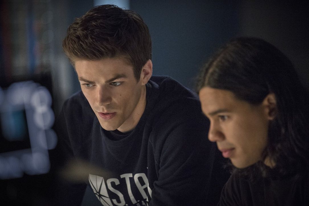 Als Captain Cold an das gestohlene Kältegewehr, dass Cisco (Carlos Valdes, r.) gebaut hat, gelangt, ist Barry alias The Flash (Grant Gustin, l.) in... - Bildquelle: Warner Brothers.