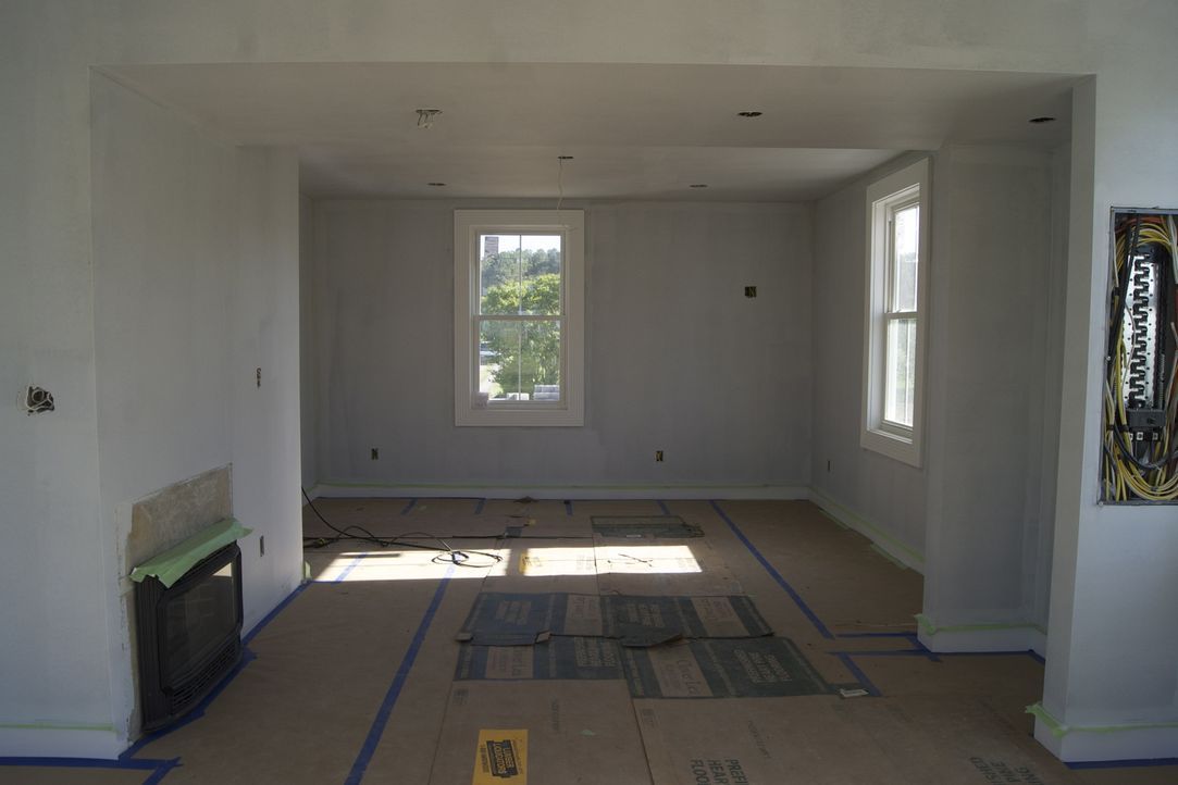 Die Arbeiten sind im vollen Gange, um in Virginia eine Blockhütte aus dem Jahr 2011 umzugestalten ... - Bildquelle: 2009, DIY Network/Scripps Networks, LLC