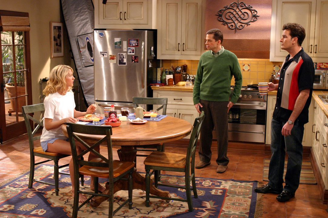 Nachdem Frankie (Jenna Elfman, l.) Charlie (Charlie Sheen, r.) klargemacht hat, dass sie niemals Sex mit ihm haben wird, malt sich Alan (Jon Cryer,... - Bildquelle: Warner Brothers Entertainment Inc.