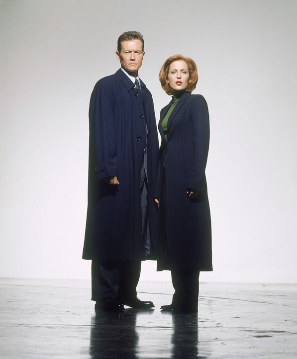 (8. Staffel) - FBI-Agentin Dana Scully (Gillian Anderson, r.) und ihr neuer Partner John Doggett (Robert Patrick, l.) machen sich auf die Suche nach... - Bildquelle: TM +   2000 Twentieth Century Fox Film Corporation. All Rights Reserved.