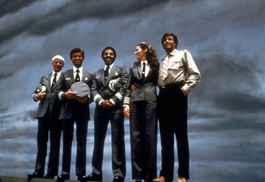 Captain Oveur (Peter Graves, l.), Unger (Kent McCord, 2.v.l.), Dunn (James A. Watson Jr., M.), Elaine (Julie Hagerty, 2.v.r.) und Ted Striker (Rober... - Bildquelle: Paramount Pictures