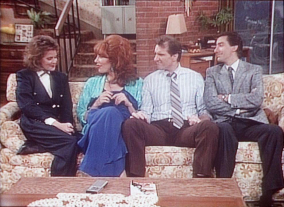 Al (Ed O'Neill, 2.v.r.) und Peggy (Katey Sagal, 2.v.l.) erzählen Marcy (Amanda Bearse, l.) und Steve (David Garrison), dass sie zu einem Schultreffe... - Bildquelle: Sony Pictures Television International. All Rights Reserved.