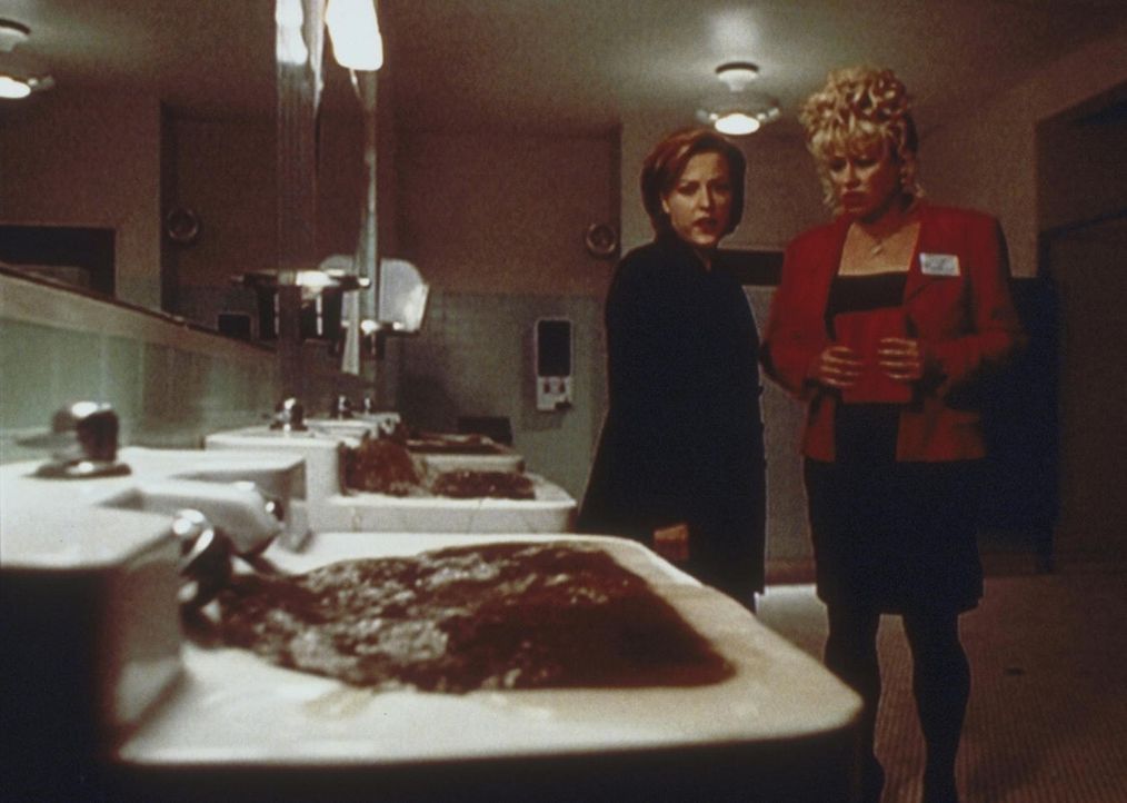 Scully (Gillian Anderson, r.) und Sheila (Victoria Jackson, l.) beobachten, wie die Kanalisation aufgrund sintflutartiger Regenfälle überläuft und U... - Bildquelle: TM +   2000 Twentieth Century Fox Film Corporation. All Rights Reserved.