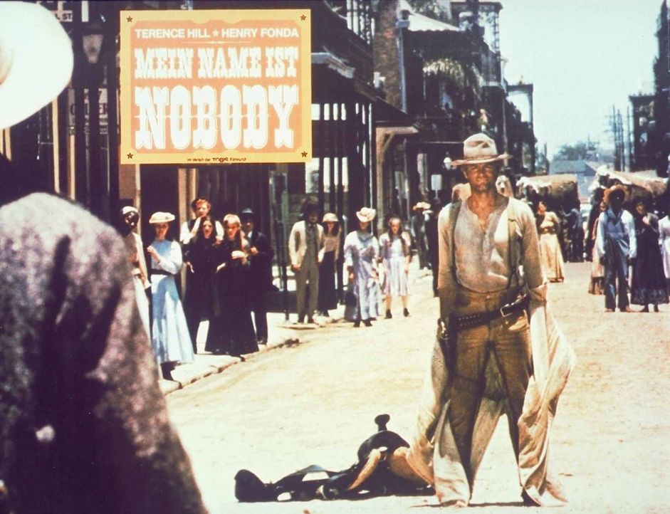 Nobody (Terence Hill) zieht nicht nur den Revolver rasend schnell ... - Bildquelle: Universal Pictures