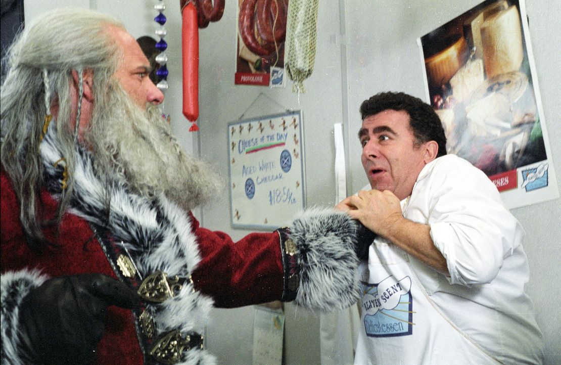 Santa Claus (Bill Goldberg, l.) ist des Satans Sohn. Nach einer verlorenen Wette gegen einen Engel ist er dazu verurteilt, tausend lange Jahre Gutes... - Bildquelle: E.M.S. New Media AG