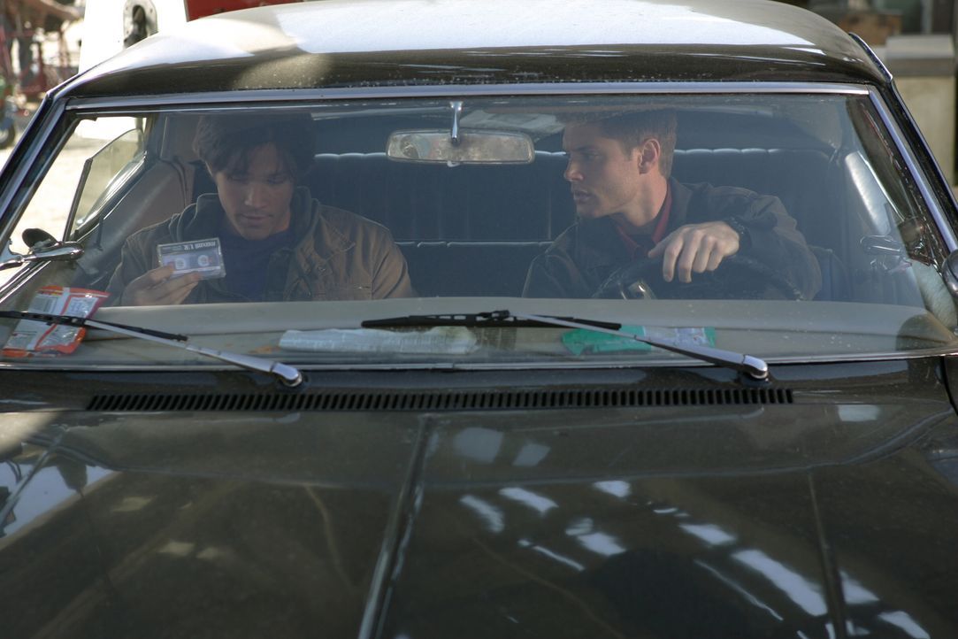 Nachdem ihr Vater auf mysteriöse Weise verschwunden ist, machen sich Dean (Jensen Ackles, r.) und Sam (Jared Padalecki, l.) Winchester auf die Suche... - Bildquelle: Warner Bros. Television