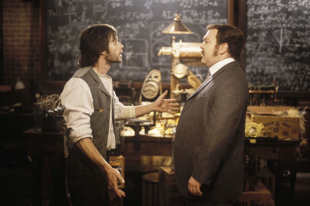 David Filby (Mark Addy, r.) macht sich Sorgen um seinen Freund den Wissenschaftler Alexander Hartdegen (Guy Pearce, l.) ... - Bildquelle: Warner Bros. Pictures