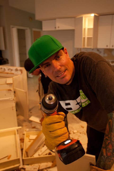 Eine Menge Reparaturarbeiten stehen hier für das Team an, da legt selbstverständlich auch Vanilla Ice (Foto) wie immer Hand an ... - Bildquelle: 2014, Departure Films.