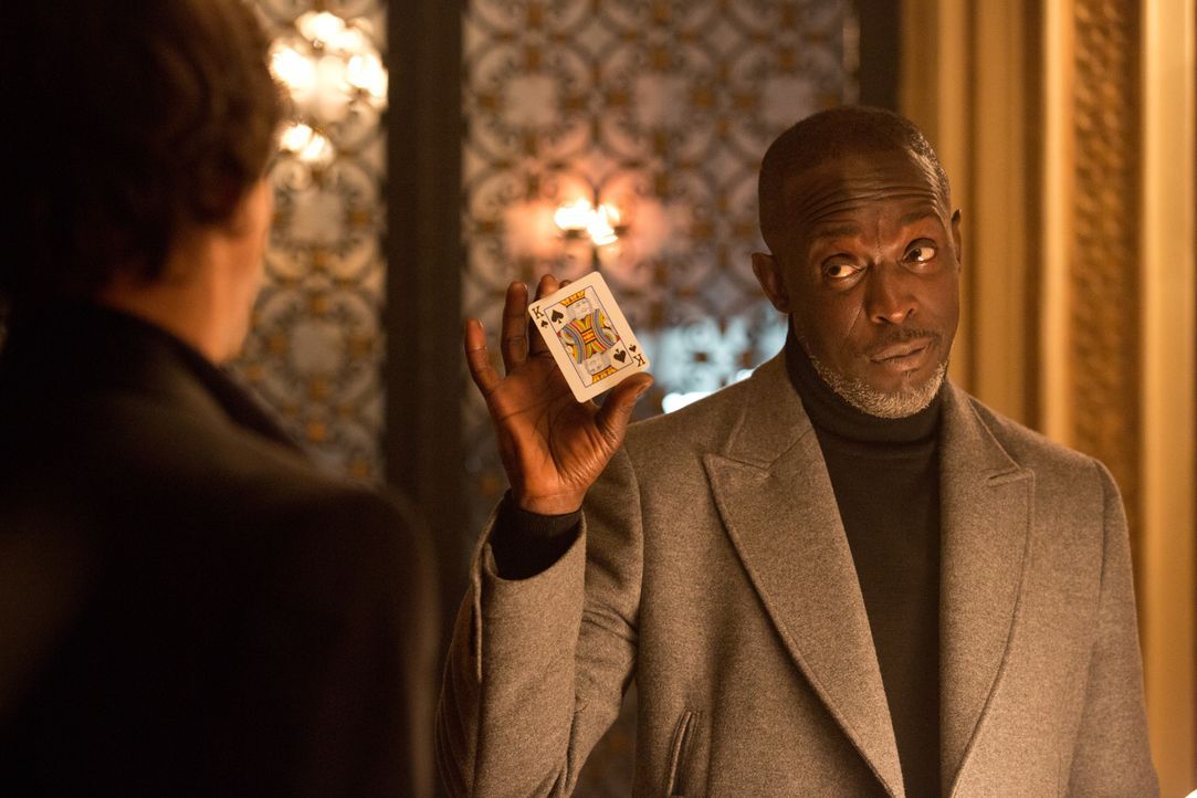 Als sich der spielsüchtige Jim (Mark Wahlberg, l.) Geld von dem gefährlichen Gangster Baraka (Michael Kenneth Williams, r.) leiht, setzt er nicht nu... - Bildquelle: Claire Folger 2016 Paramount Pictures