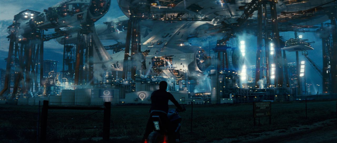 An der Sternenflottenakademie lernt Draufgänger Kirk (Chris Pine) den ruhigen Analytiker Spock kennen. Zwischen den beiden unterschiedlichen Jungs e... - Bildquelle: © Paramount Pictures