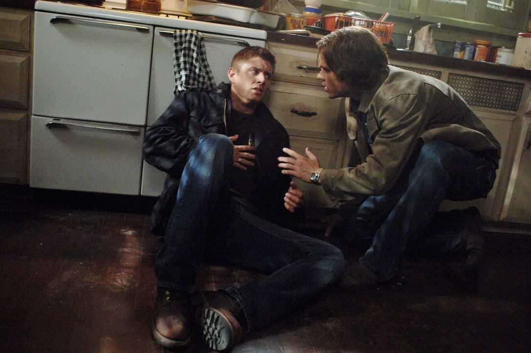 Während Dean (Jensen Ackles, l.), Sam (Jared Padalecki, r.) und Bobby versuchen, herauszufinden, ob wirklich ein Engel hinter Deans Rettung aus der... - Bildquelle: Warner Bros. Television