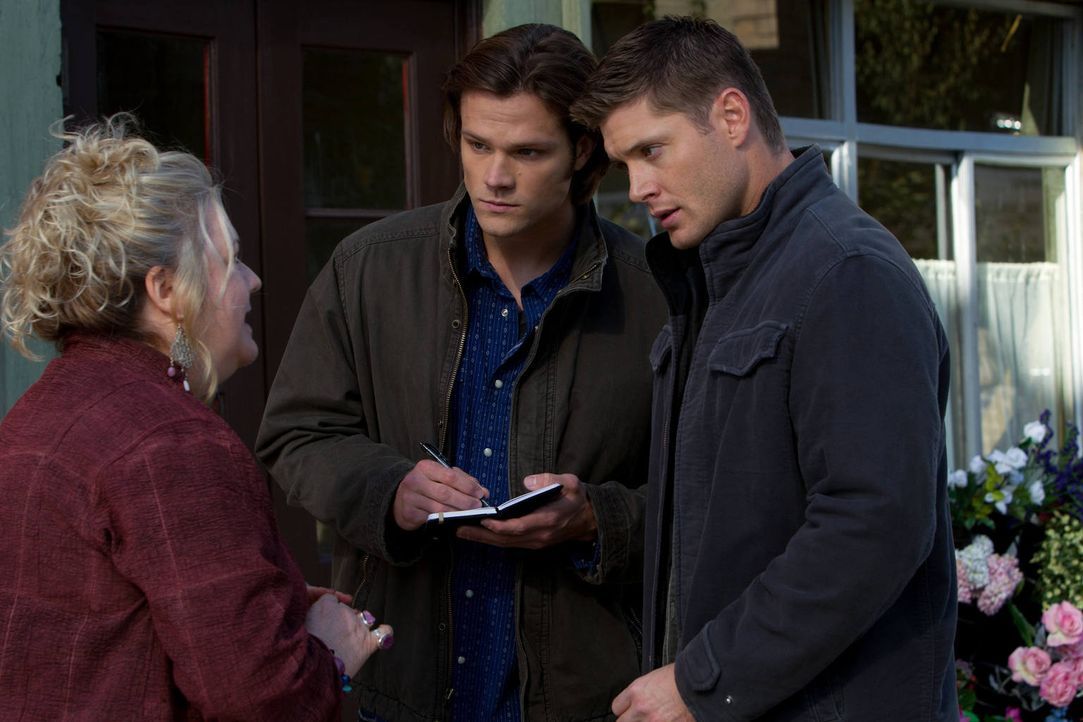 Sam (Jared Padalecki, M.) und Dean (Jensen Ackles, r.) scheinen Außerirdischen auf der Spur zu  sein. Sie finden aber schnell heraus, dass es sich t... - Bildquelle: Warner Bros. Television