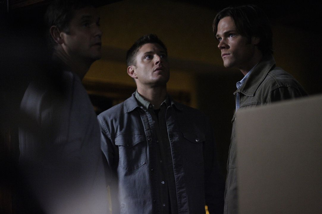 Stehen vor einem mysteriösen Rätsel: Brian (David Newsom, l.), Dean (Jensen Ackles, M.) und Sam (Jared Padalecki, r.) ... - Bildquelle: Warner Brothers