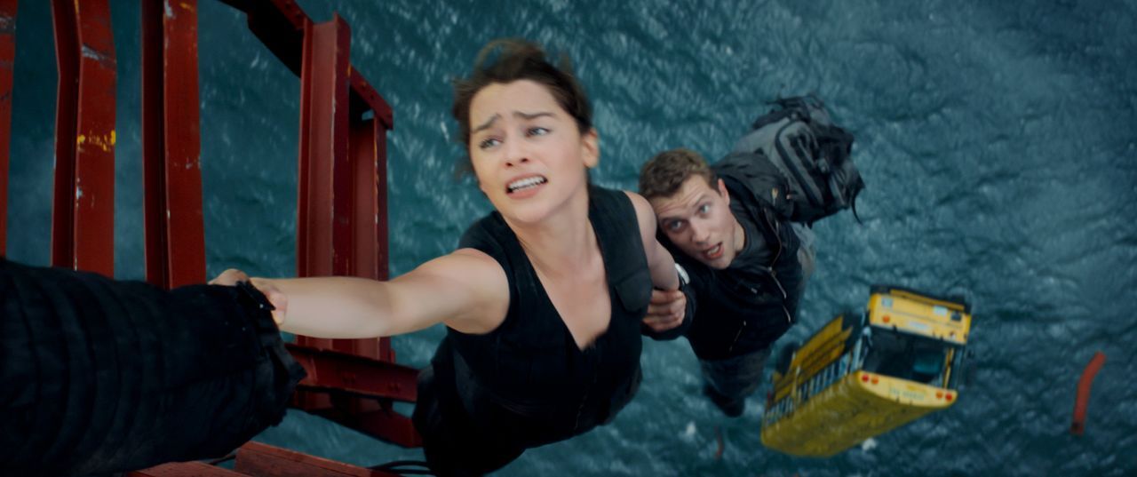 Mit letzter Kraft hält sich Sarah (Emilia Clarke, l.) fest. Schaffen es sie und Kyle (Jai Courtney, r.), die Zukunft zu verändern? - Bildquelle: 2015 PARAMOUNT PICTURES. ALL RIGHTS RESERVED.