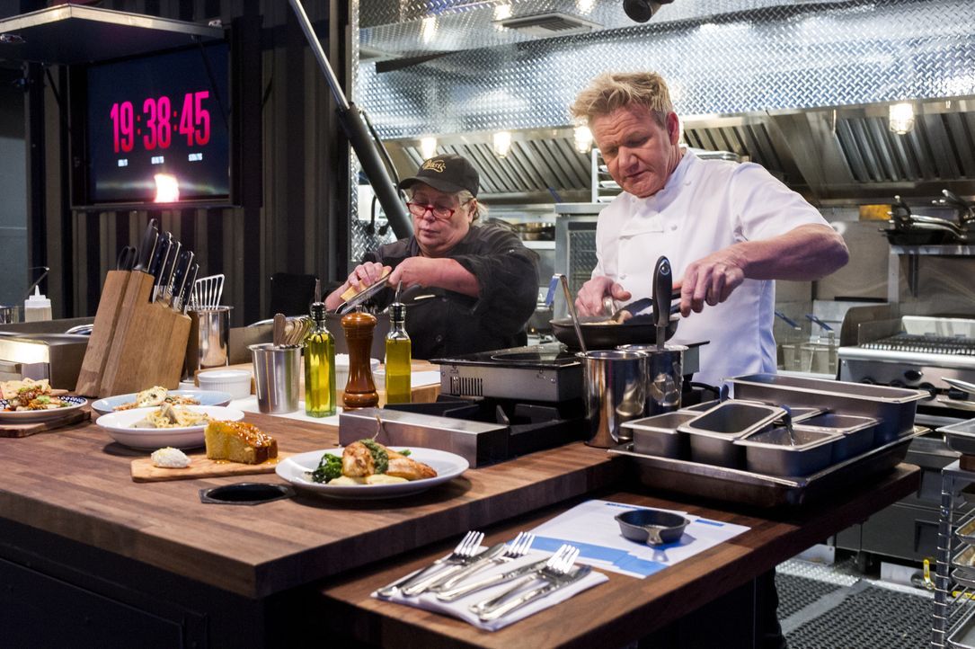 Gordon Ramsay (r.) - Bildquelle: Jeffrey Neira Studio Ramsay and all3media international / Jeffrey Neira