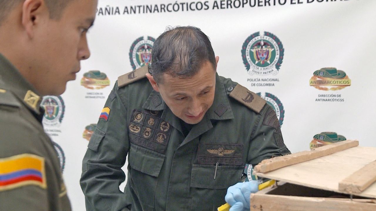 Als die Sicherheitsbeamten am El Dorado Flughafen einen Zahnarztstuhl genaue... - Bildquelle: 2015 NGC Network Latin America, LLC.